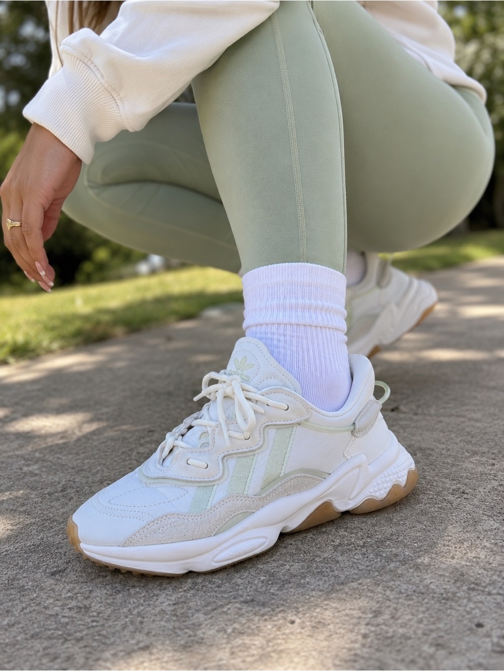 Adidas Ozweego Women’s 8.5 Off White Linen Green Gum Sneakers Running Shoes